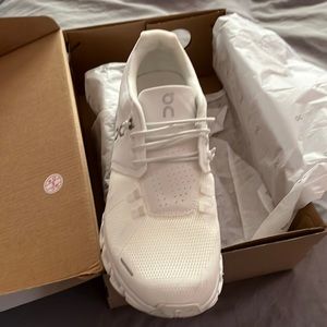 Size 7.5 ON cloud 5 women’s shoes worn twice